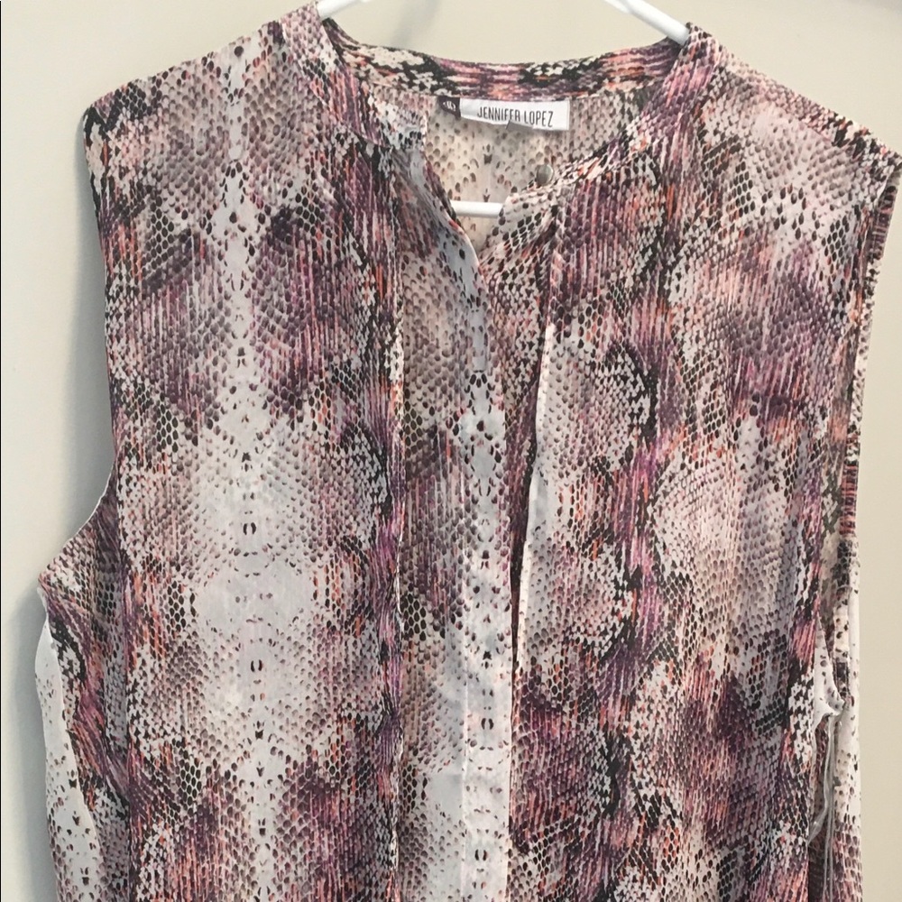 Jennifer Lopez sleeveless high-low top